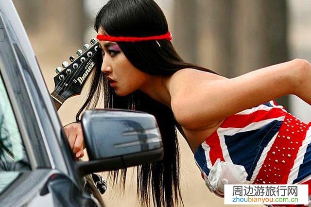 如果在自驾游时路边有美女招手搭车，你会怎么做？