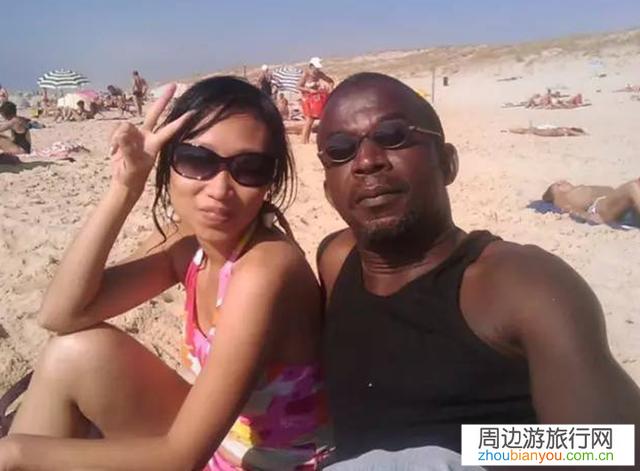 跟非洲男友旅游直播时被众人围观，很难为情！如何克服？