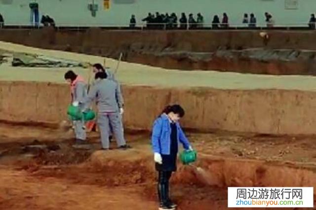 西安回应“向兵马俑坑内浇水”：存在多年，既防尘又保护, 你怎么看？