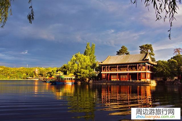 78岁大爷在承德避暑山庄冬泳，官方：其年票将被永久拉黑, 你怎么看？