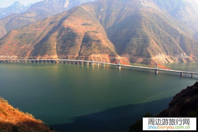 雅西高速被誉为云端上的高速公路，几月份去那里比较合适？有什么注意的吗？