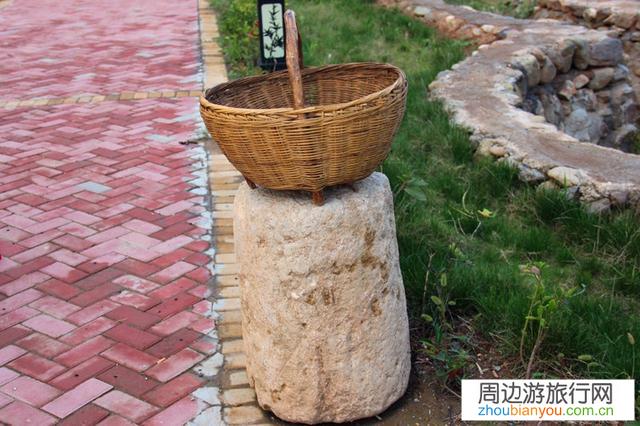 想在镇上搞旅游农家乐，主要是餐饮方面，要怎么做？