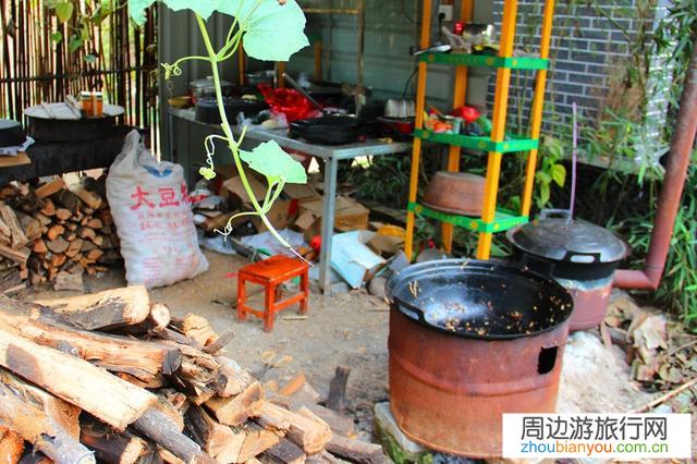想在镇上搞旅游农家乐，主要是餐饮方面，要怎么做？