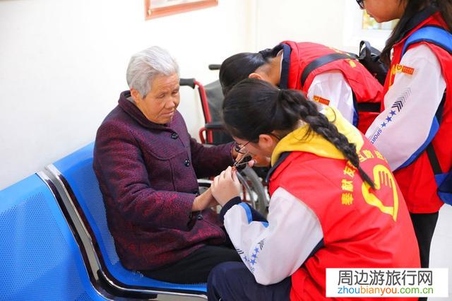 旅游坐大巴，一50+霸道老太太占了我们的座位，我据理力争要回了座位，我错了吗？