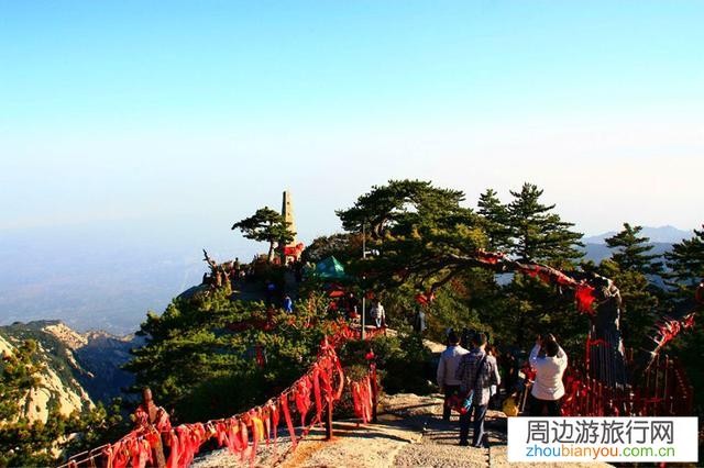 湖南女大学生在华山上自拍时坠崖身亡，家属称坠崖处护栏只有0.6米，景区称无责，对此你怎么看？