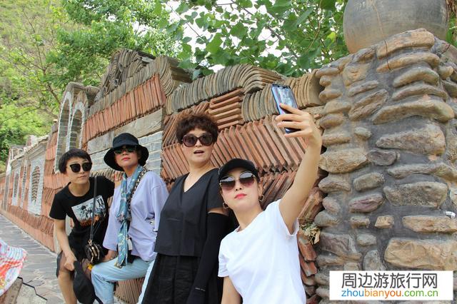 假期你愿意带着家人一起去农庄吃住还是到旅游景点玩？