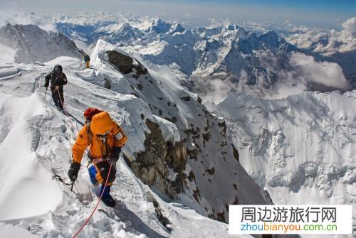 团队多次登珠穆朗玛峰失败，这次终于快登顶了可有个成员重伤，继续登顶还是救助队员？