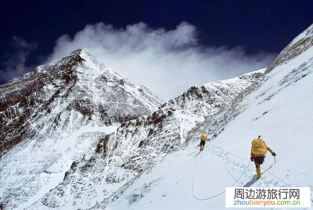 团队多次登珠穆朗玛峰失败，这次终于快登顶了可有个成员重伤，继续登顶还是救助队员？