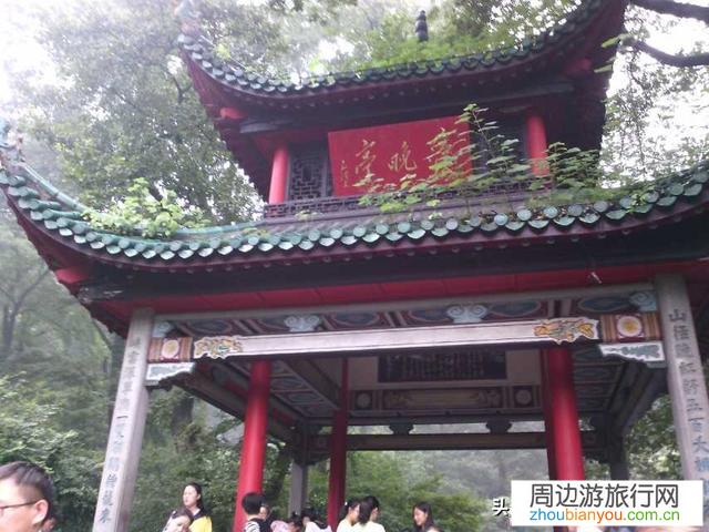 湖南的旅游景点有哪些是适合老人的还有好吃的？