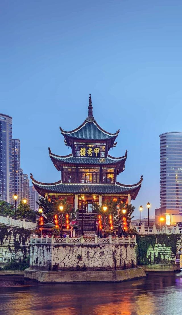 今年十一长假热点景区旅游的人会比去年多吗？大家预测一下？