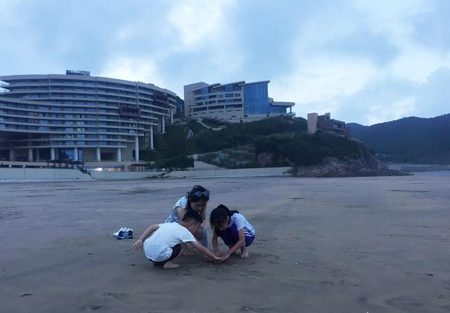 想7月底带孩子去旅行，海边城市，除了三亚，哪里比较好？