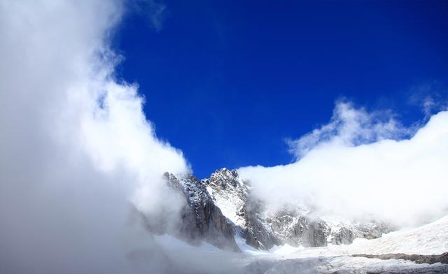 第一次去云南玉龙雪山和梅里雪山去哪个好？